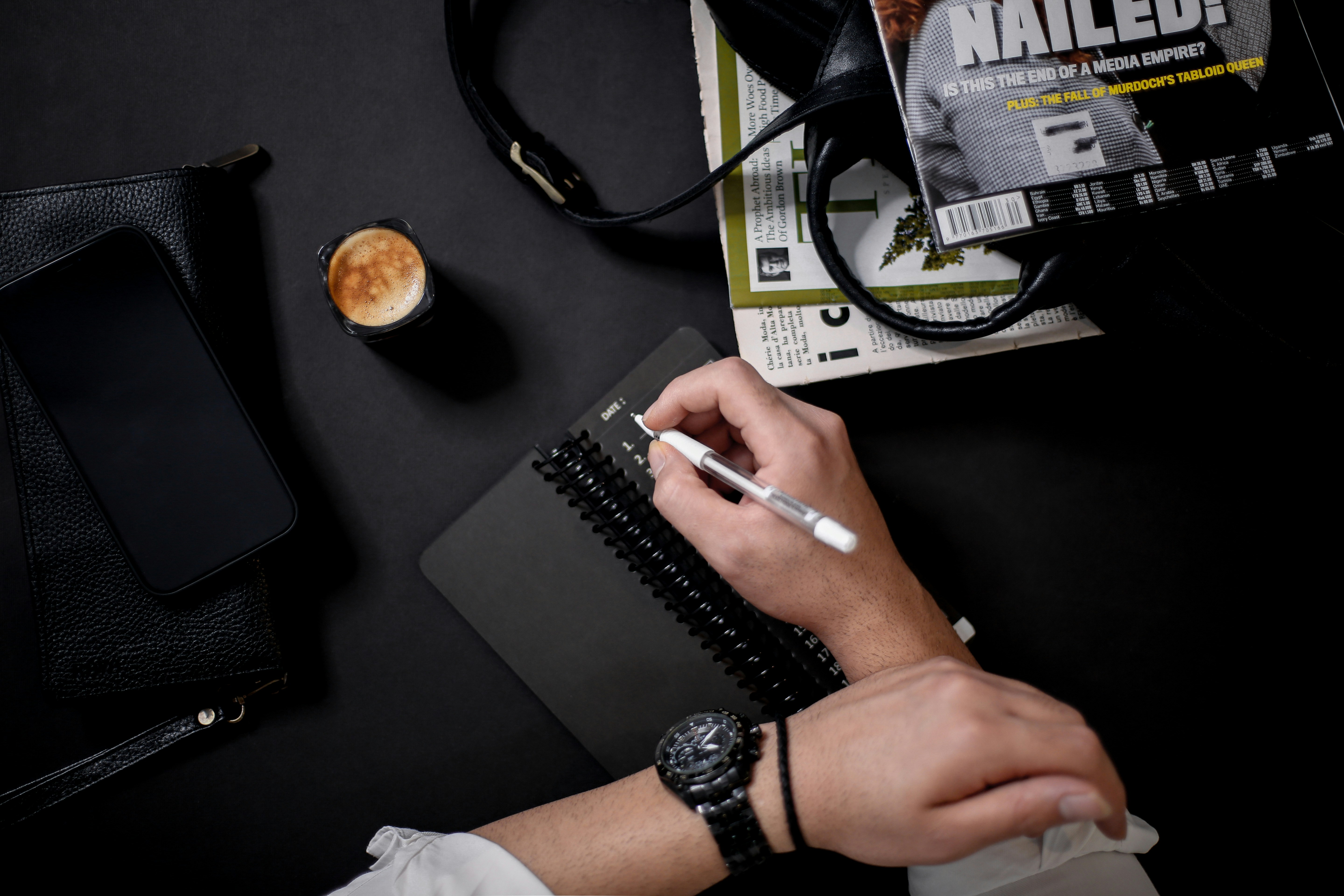 una persona seduta su un tavolo