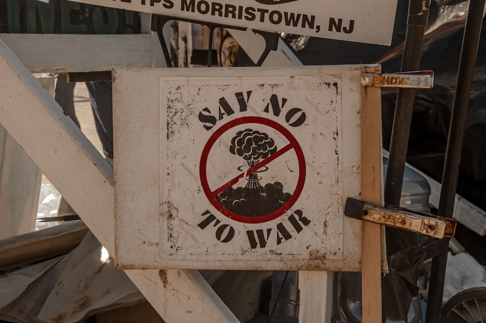 Un cartello di non guerra affisso all'angolo di una strada