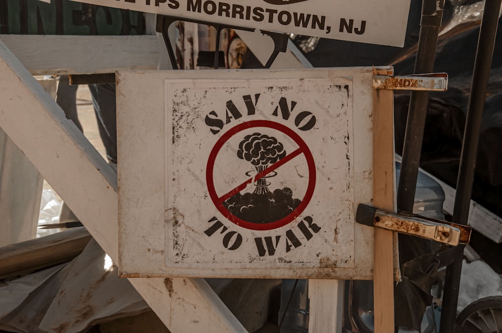 Un panneau No War affiché au coin d’une rue