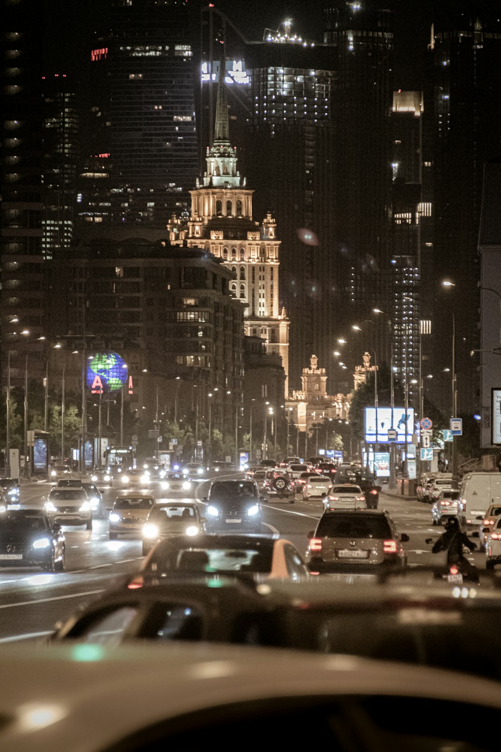 a city street filled with lots of traffic at night