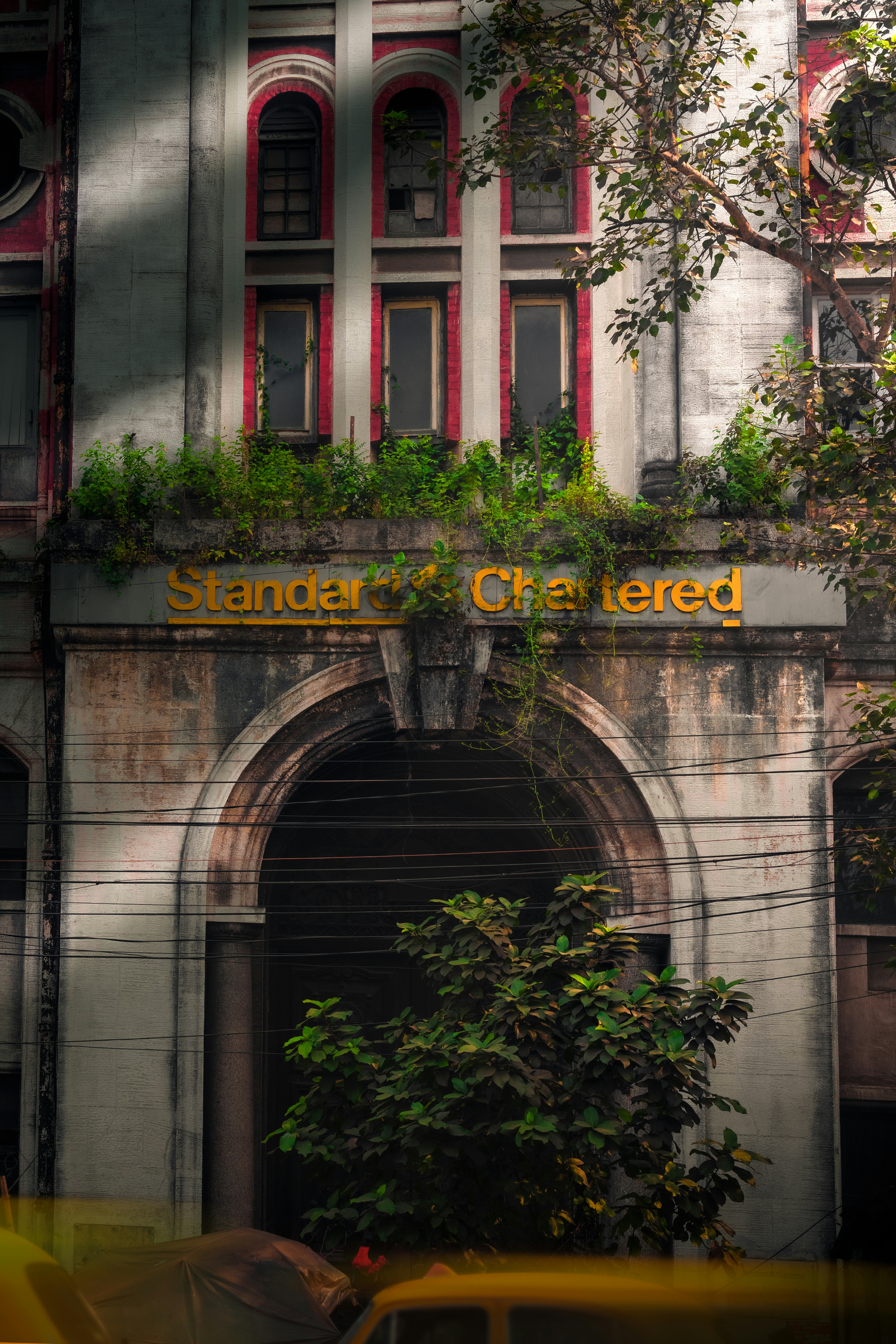 스탠다드차타드라고 적힌 간판이 있는 오래된 건물 사진 – Unsplash의 무료 건물 이미지