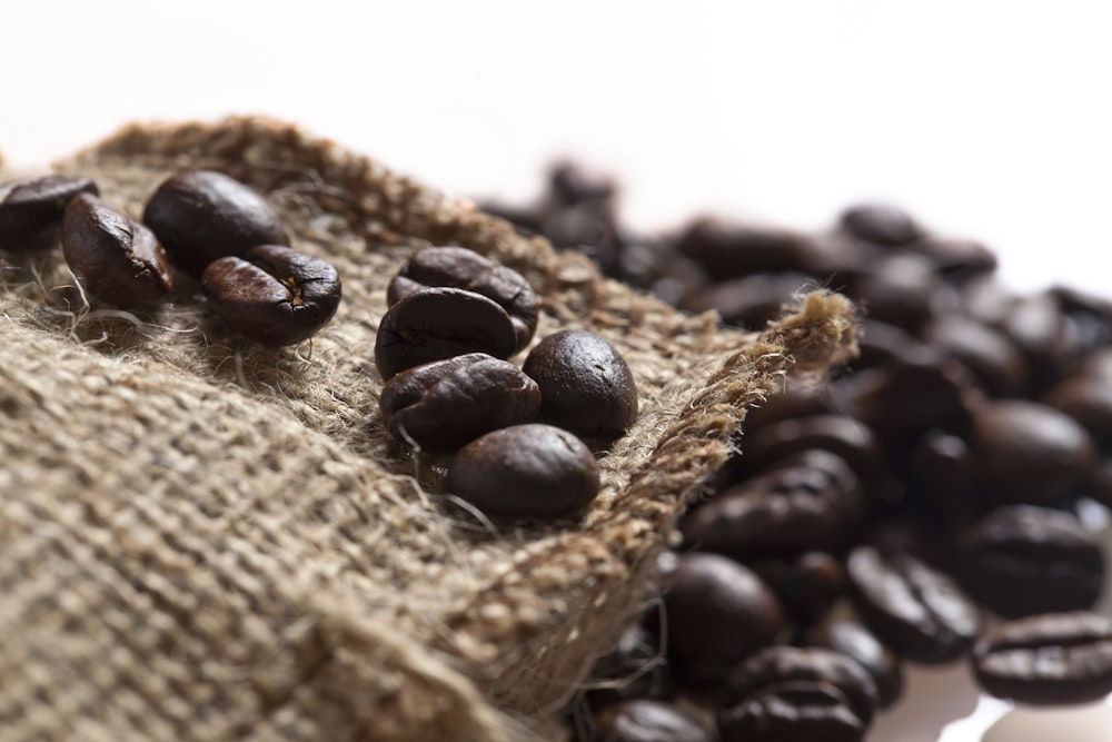 Un saco de granos de café sentado encima de una mesa