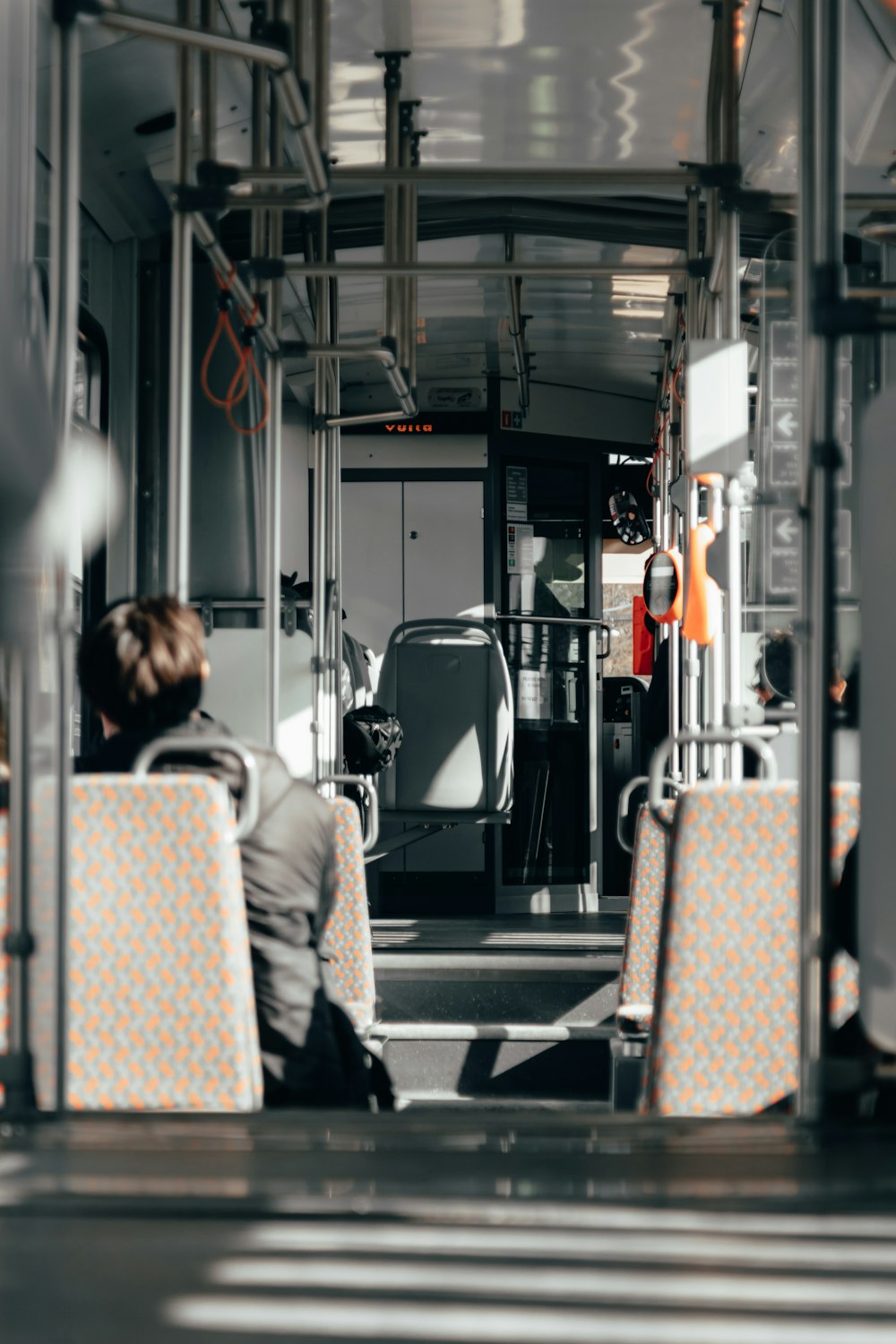 Una persona seduta su un autobus con le gambe incrociate