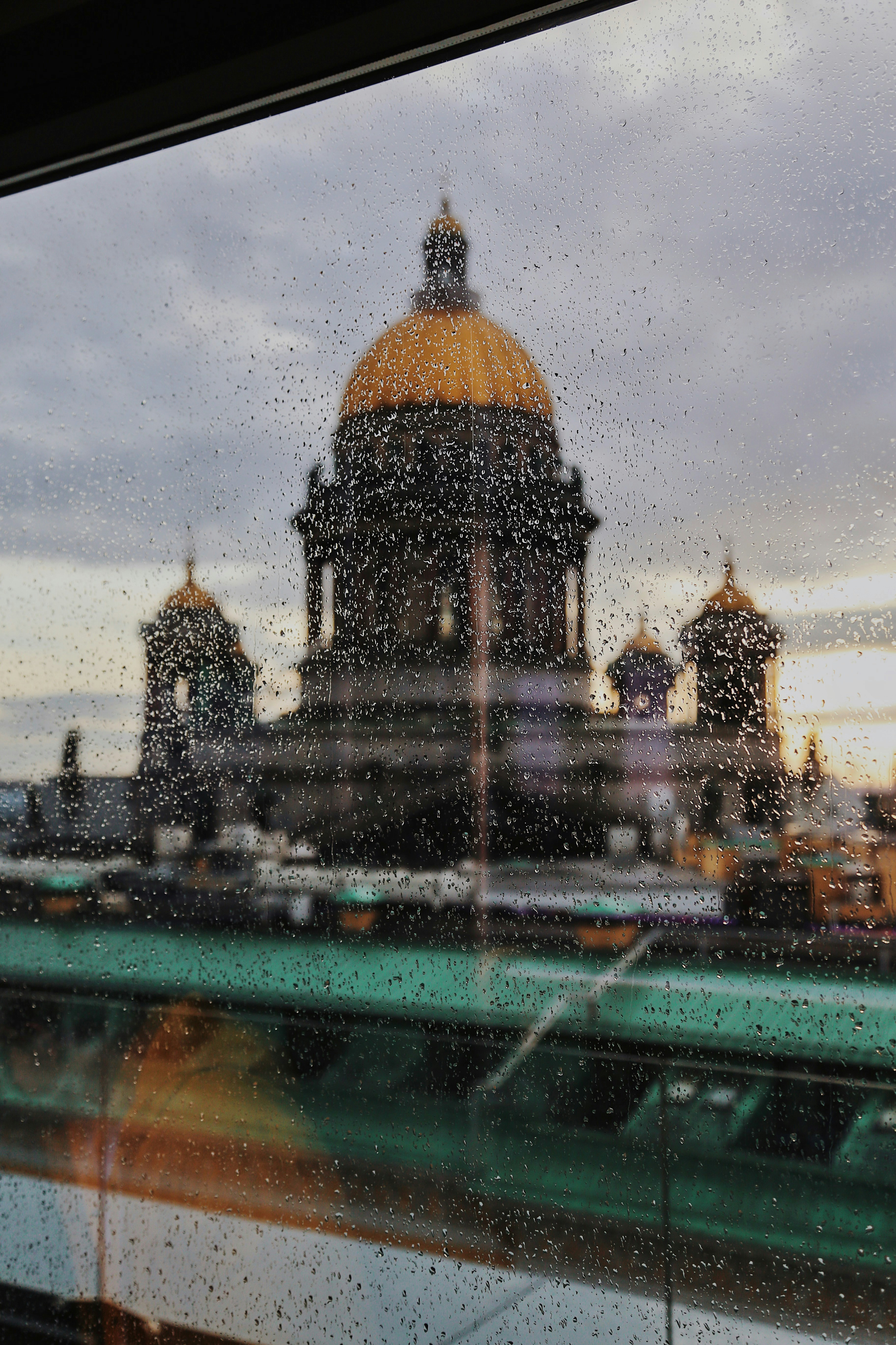 雨窓越しの建物の眺めの写真 – Unsplashの無料セント。イサクの大聖堂写真