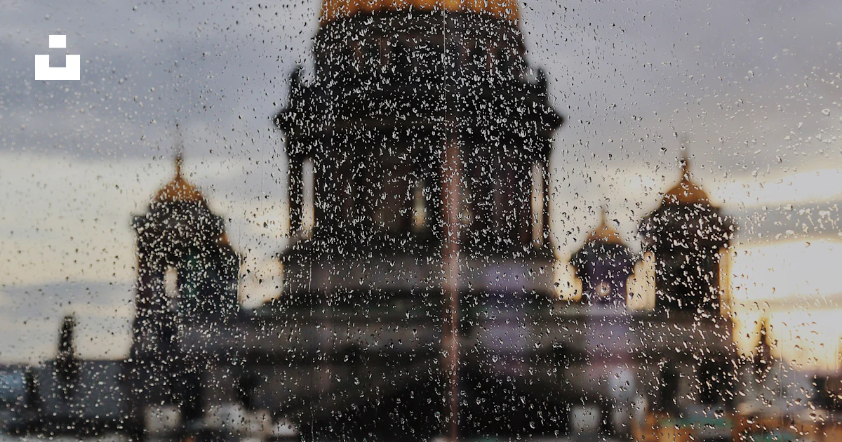 雨窓越しの建物の眺めの写真 – Unsplashの無料セント。イサクの大聖堂写真