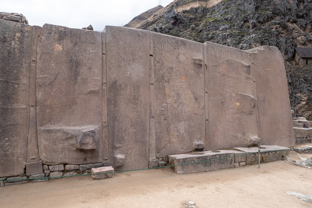 Un grand mur de pierre au milieu d’un désert