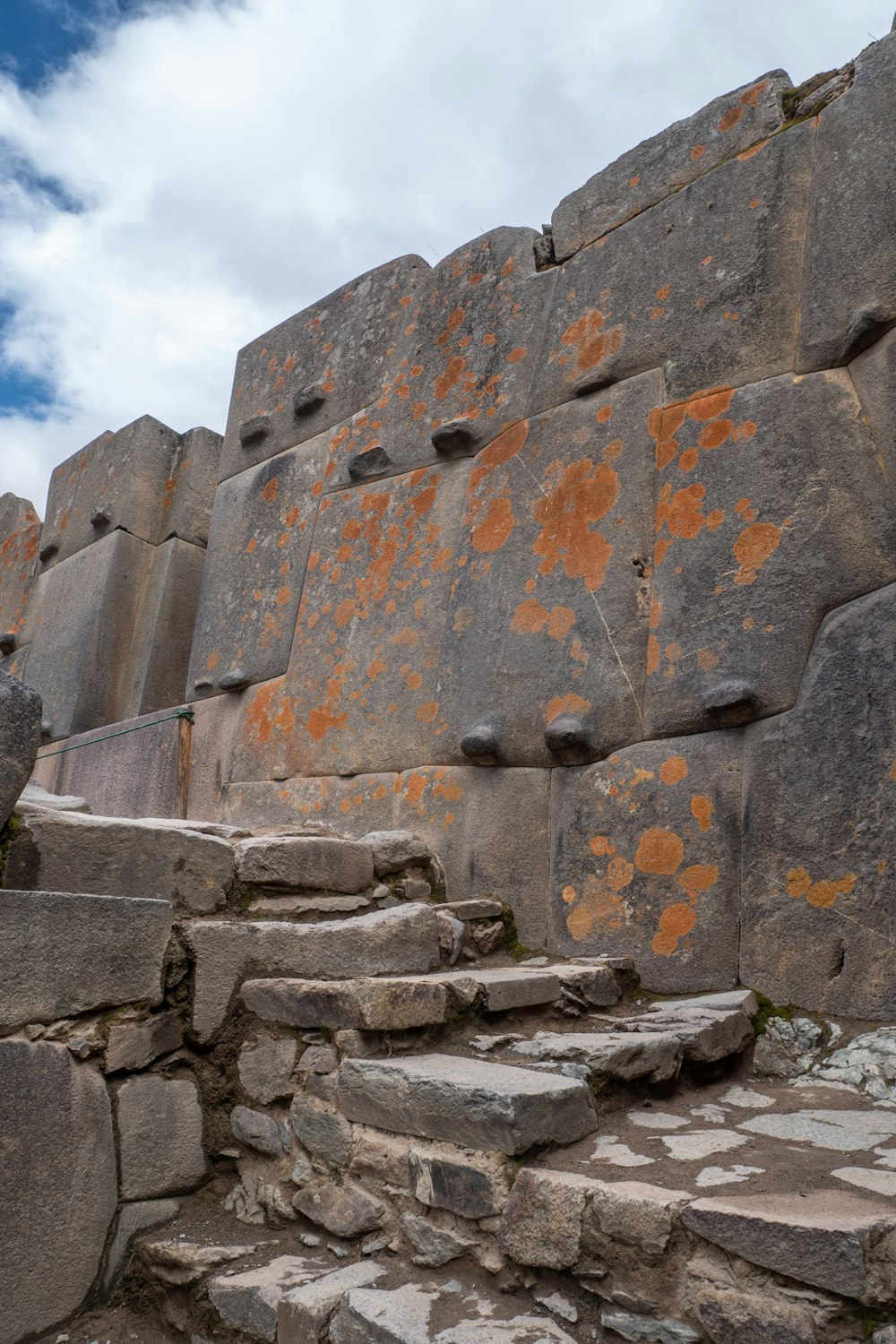 eine Steinmauer mit Stufen, die zu ihr führen