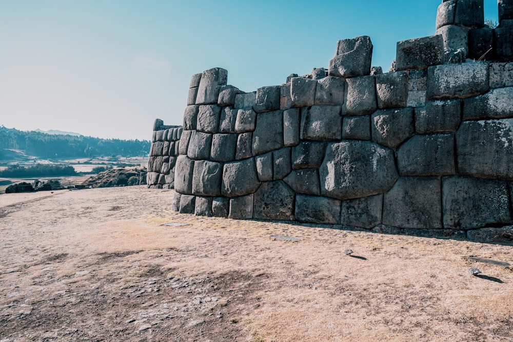 Un muro de piedra hecho de rocas en el desierto