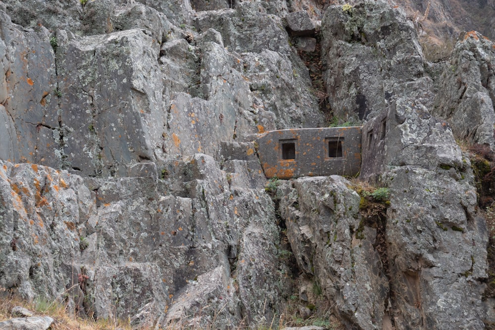 Ein kleines Gebäude, das in die Seite eines Berges gebaut wurde