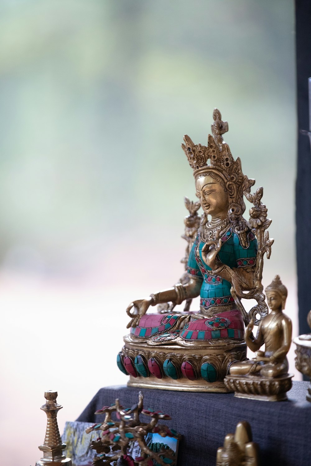 uma estátua de um buda sentado em uma mesa