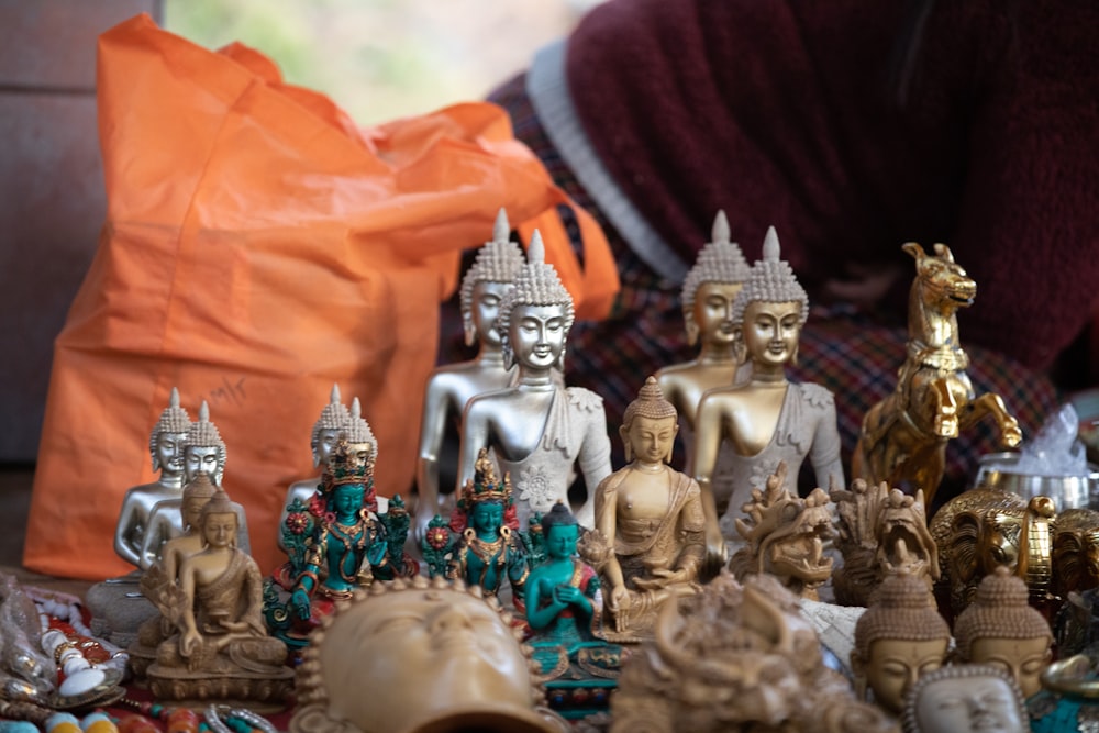 uma coleção de figuras de Buda em uma mesa