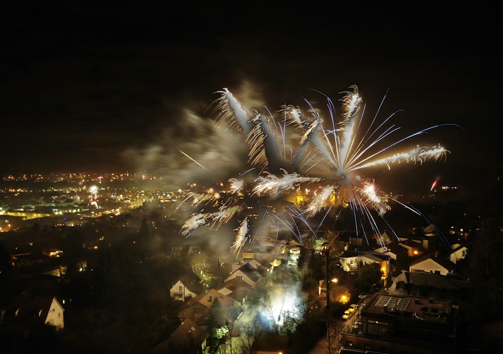 Fuegos artificiales en el cielo nocturno