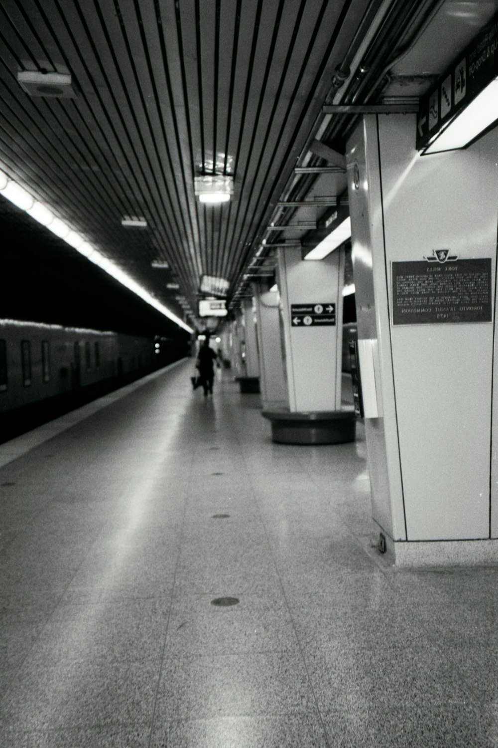 Una foto en blanco y negro de una estación de metro