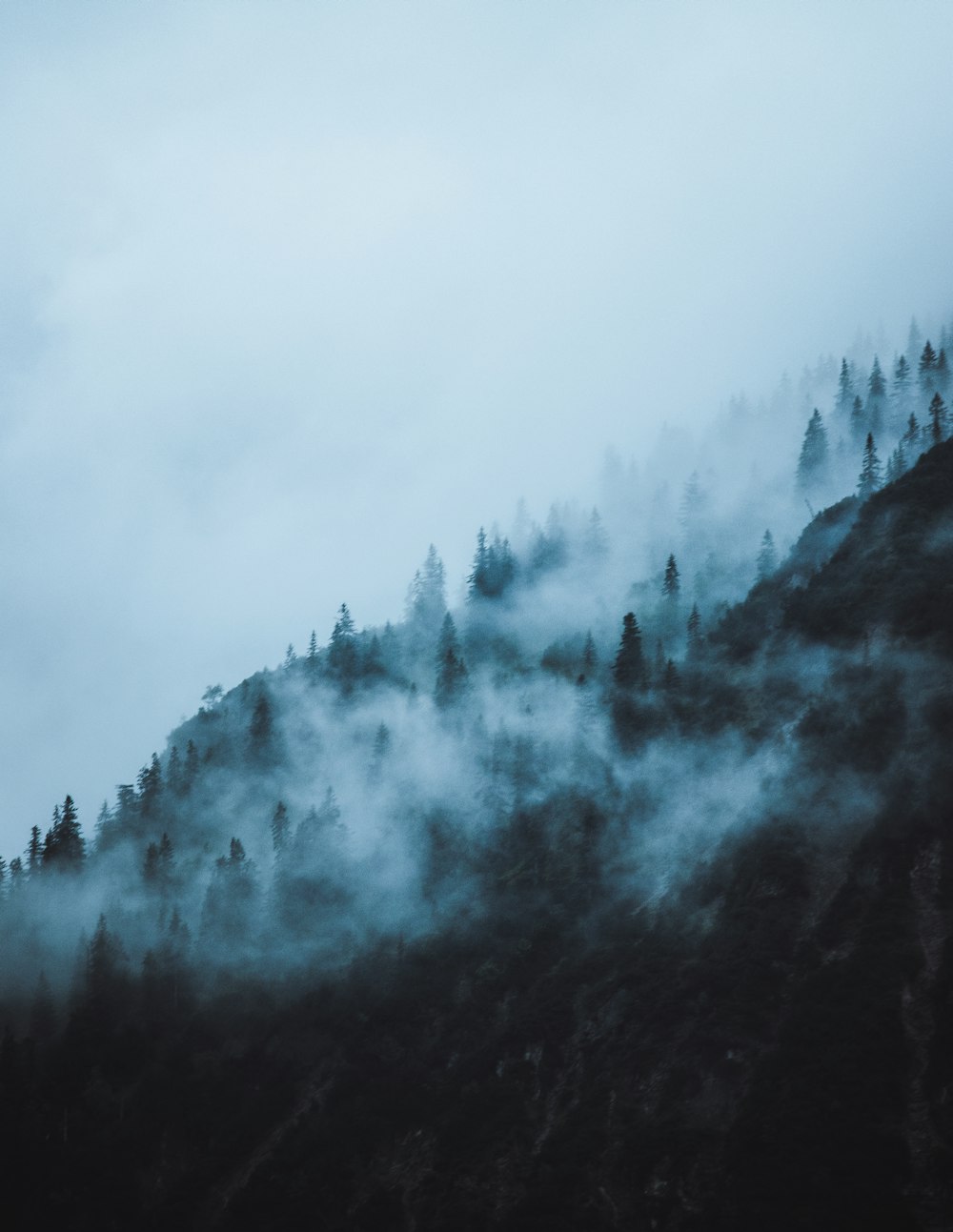 Un homme au sommet d’une montagne enneigée