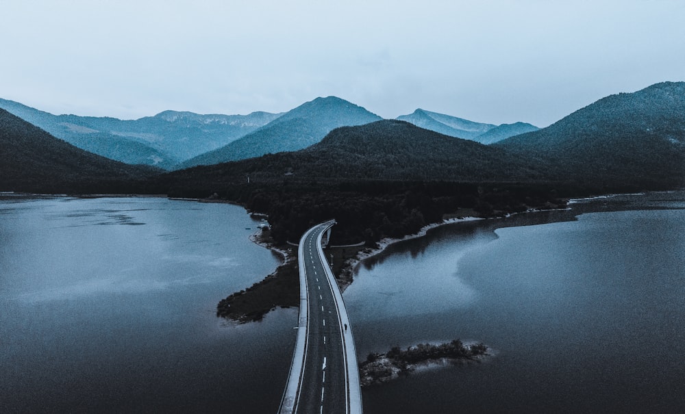 Un lago con una montaña al fondo