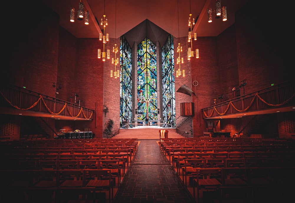 eine Kirche mit einem großen Buntglasfenster