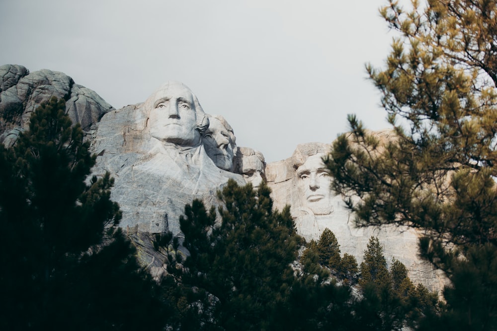 Una vista de los presidentes de los Estados Unidos desde detrás de los árboles