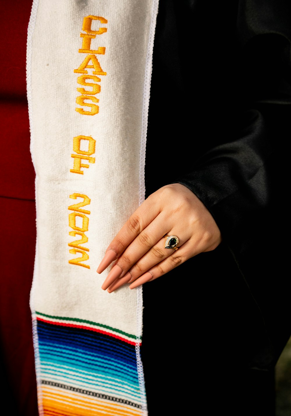 Une femme tient un foulard avec les mots Changement d’année dessus