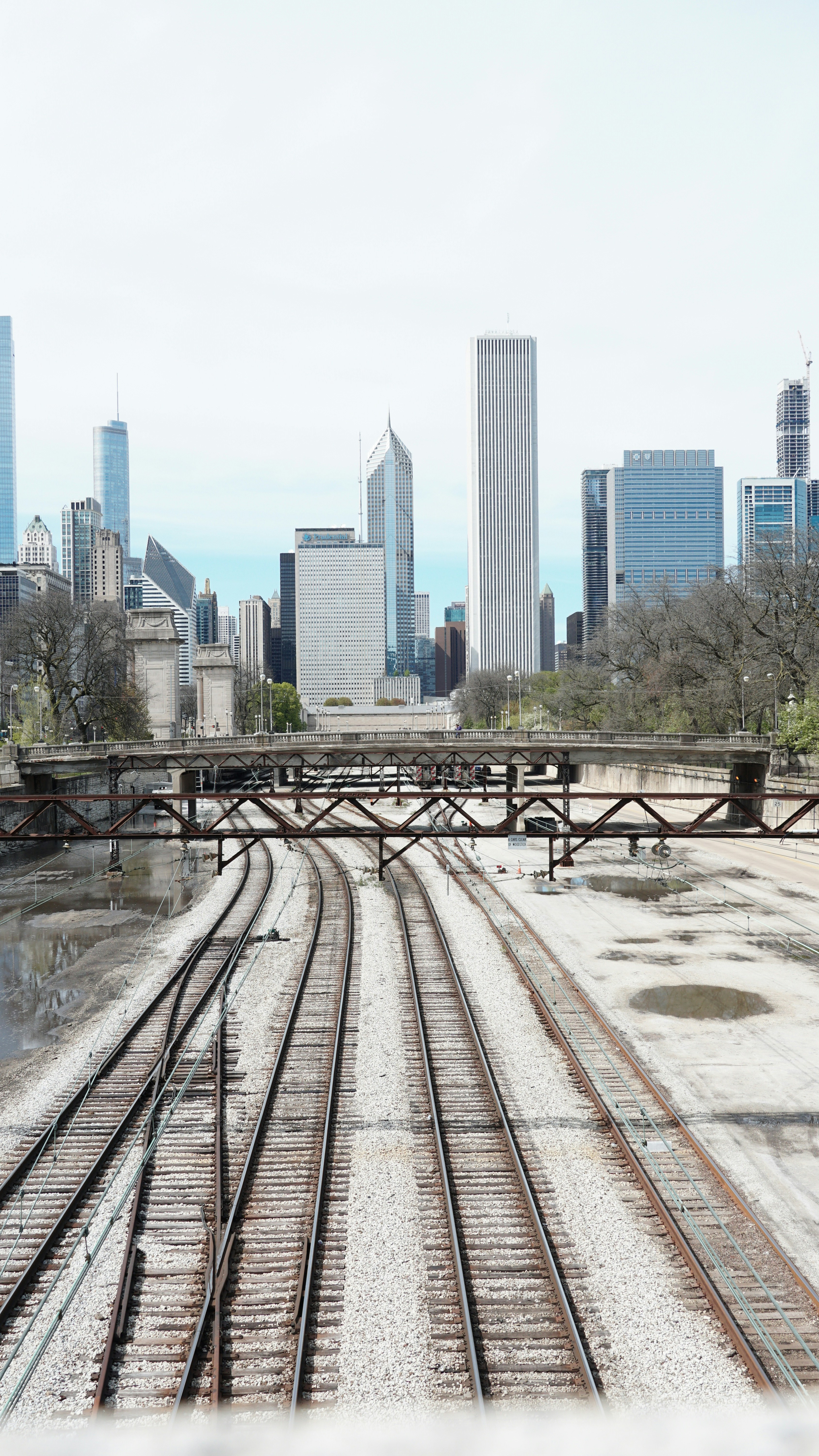 Blick auf eine Bahnstrecke mit einer Stadt im Hintergrund