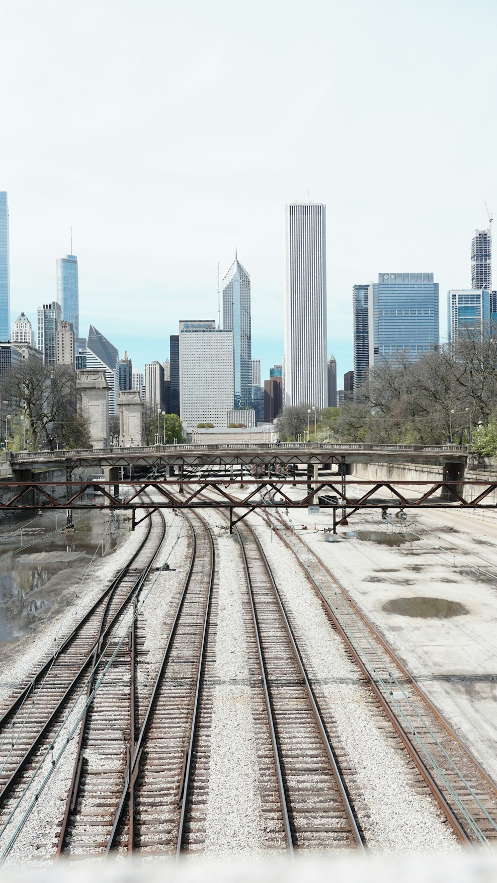 uma vista de uma linha de trem com uma cidade ao fundo