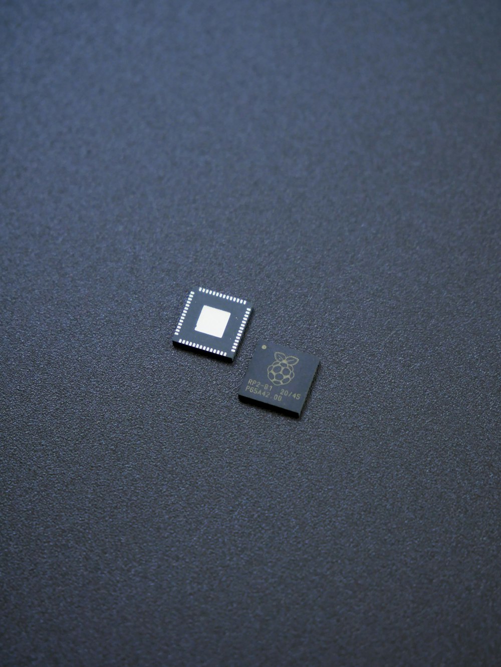 Ein Mikroprozessorchip, der auf einem Tisch sitzt