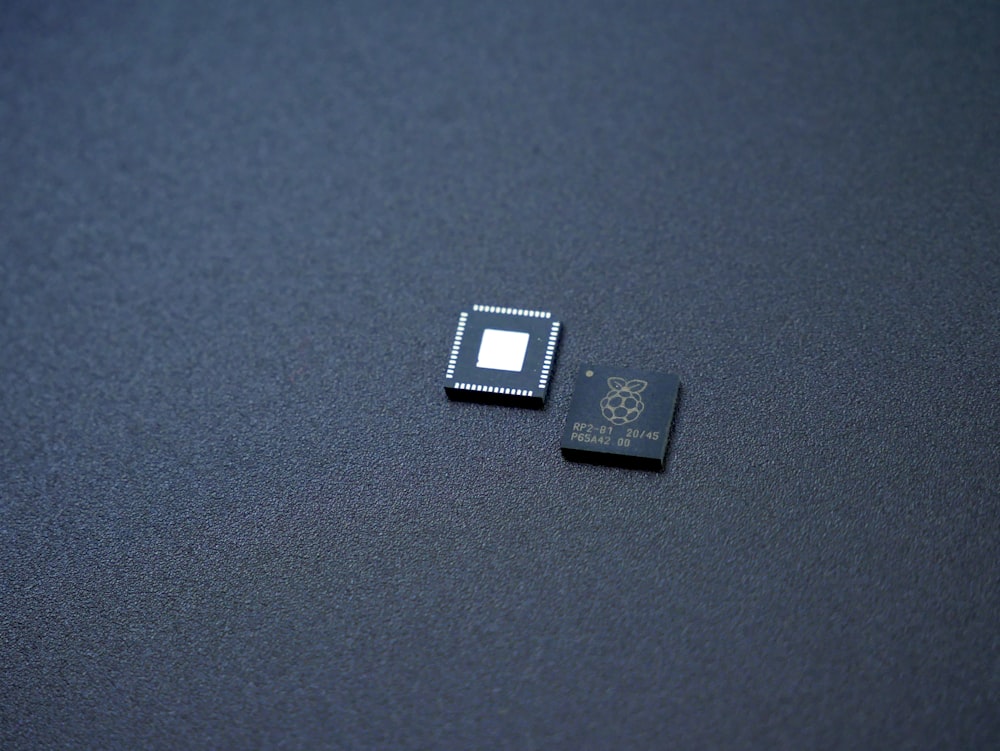 um par de microchips sentados em cima de uma mesa