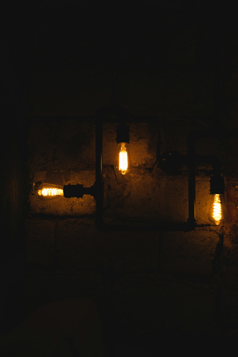 um par de luzes que estão em uma parede