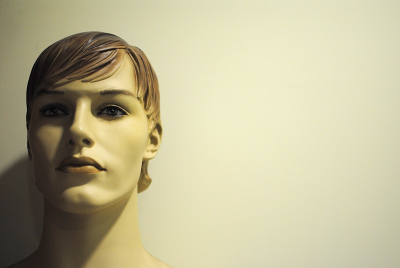 Estética femboy con cabeza de maniquí