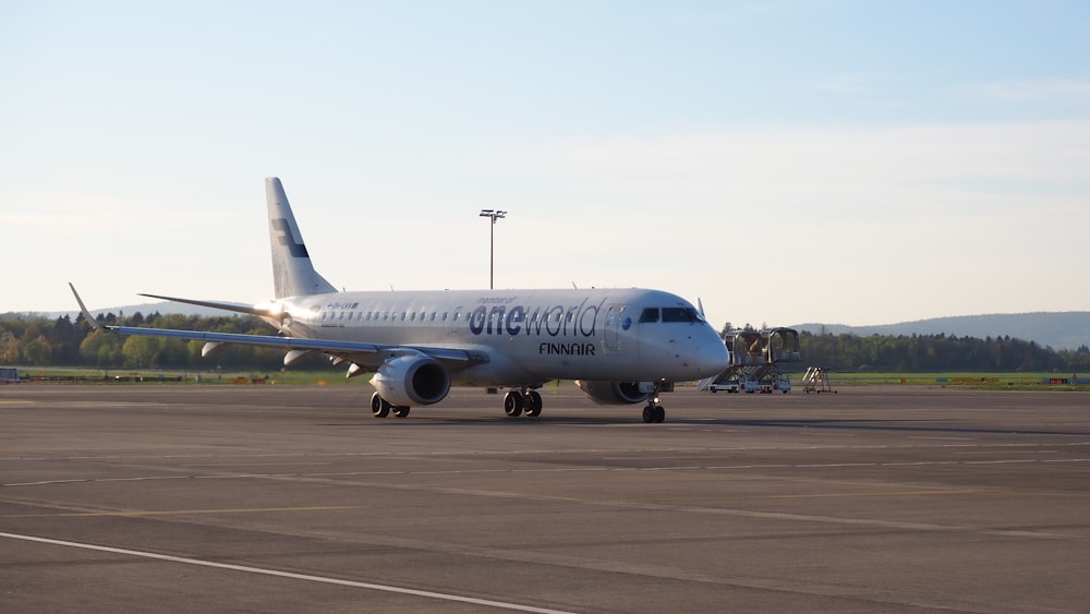 Un gros avion de ligne assis sur le tarmac d’un aéroport