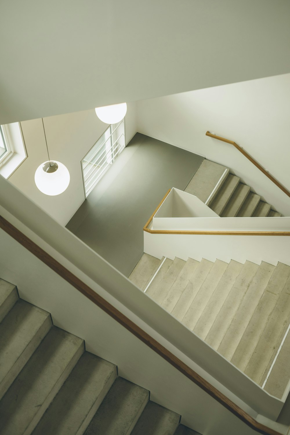 une vue d’un escalier depuis le haut de l’escalier