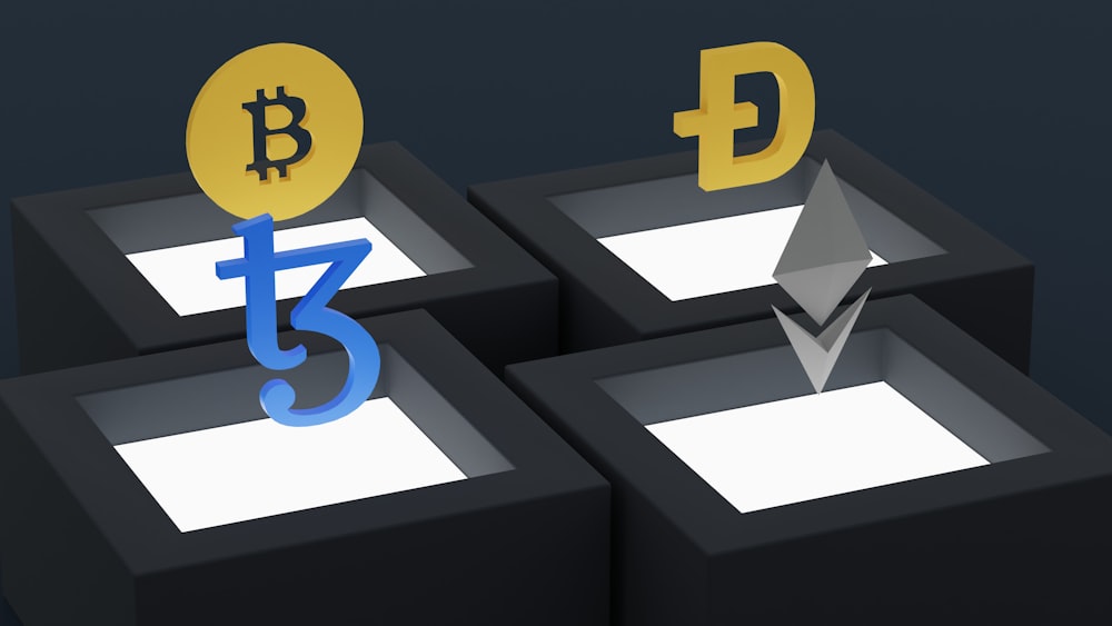 três blocos com bitcoins e setas sobre eles