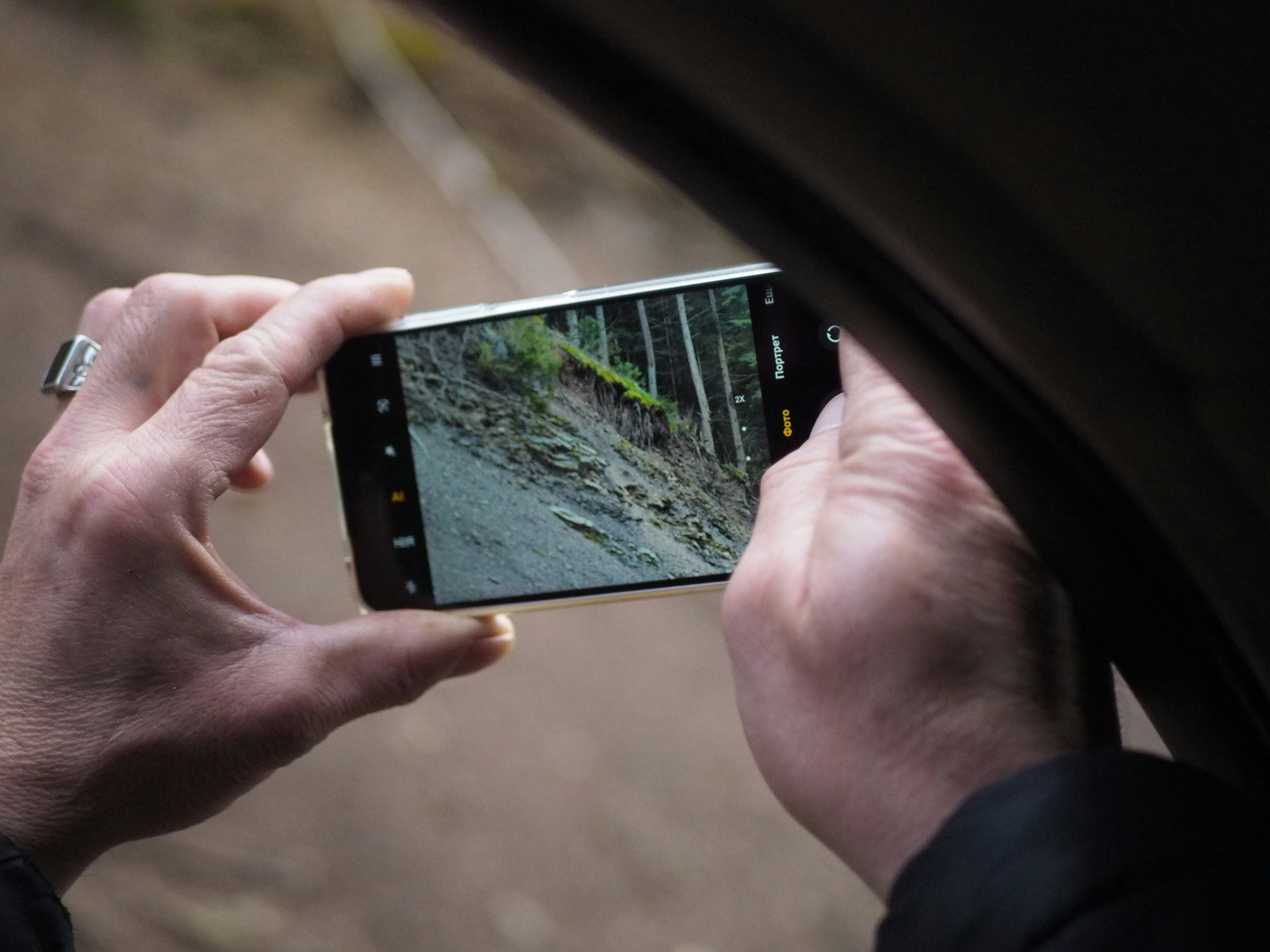 close-up documenting a car accident in Ontario with smartphone photos for an insurance claim
