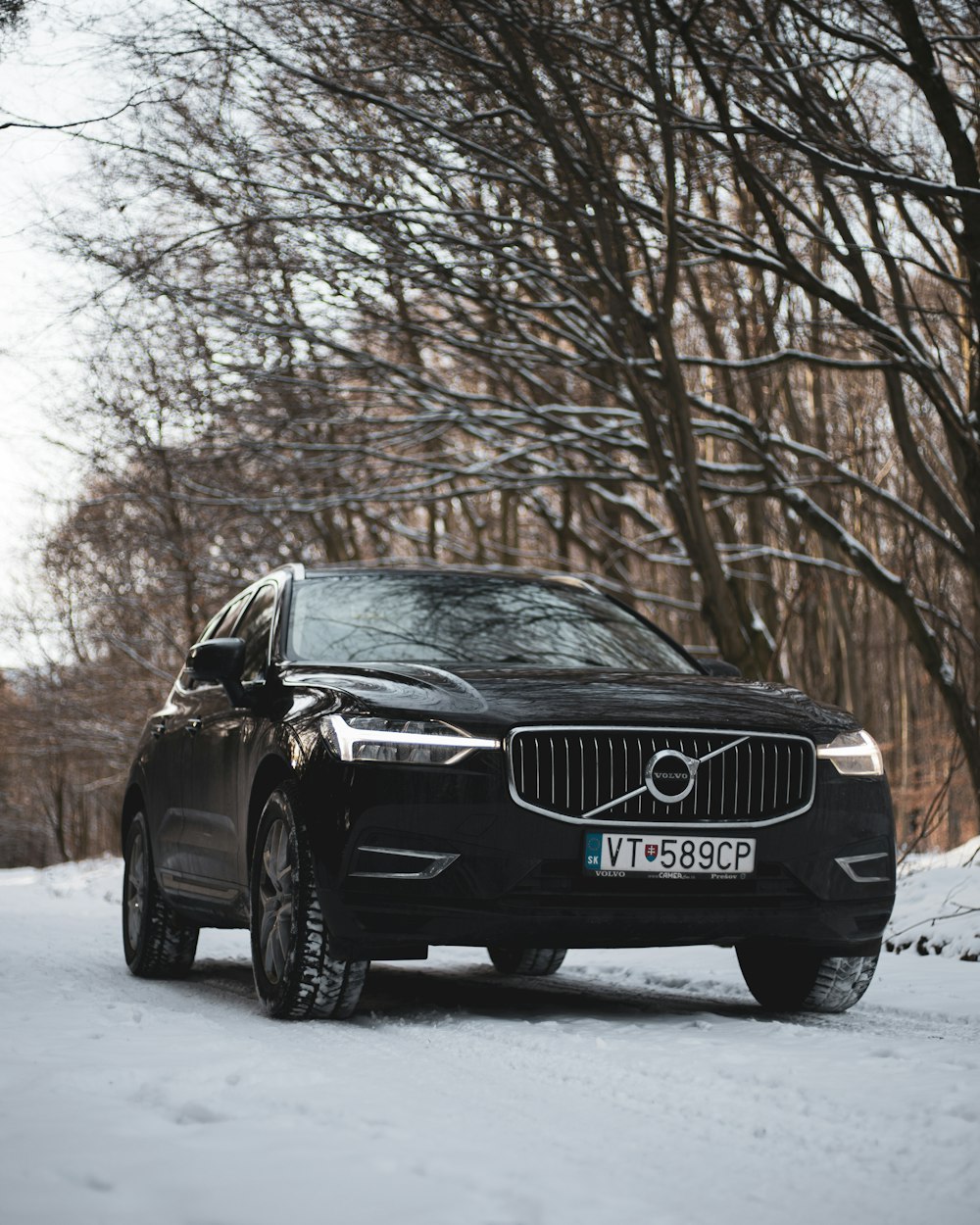 Un automóvil Volvo estacionado en una carretera nevada