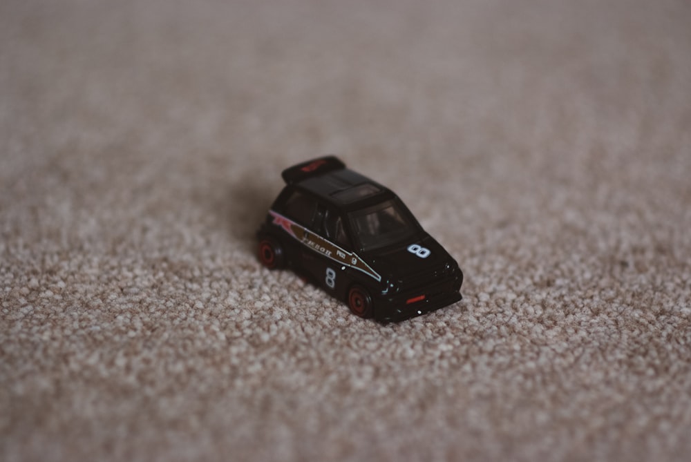 um carro de brinquedo está sentado no chão