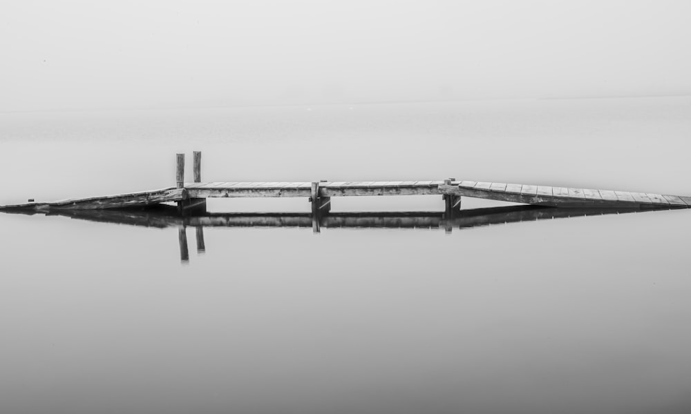 un molo seduto nel mezzo di uno specchio d'acqua