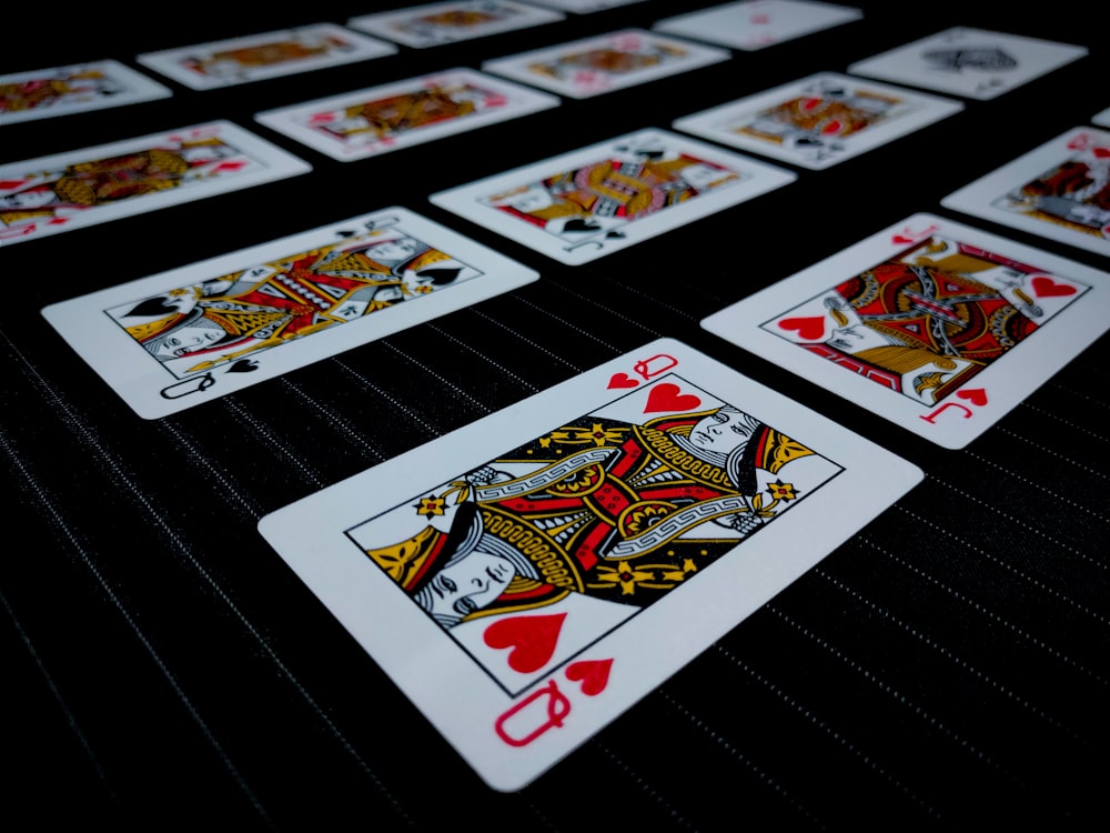 um grupo de cartas de baralho sentado em cima de uma mesa