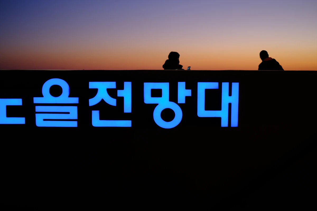 Silueta de un hacker en la oscuridad, representando la atribución a grupos de amenaza avanzada como Lazarus.