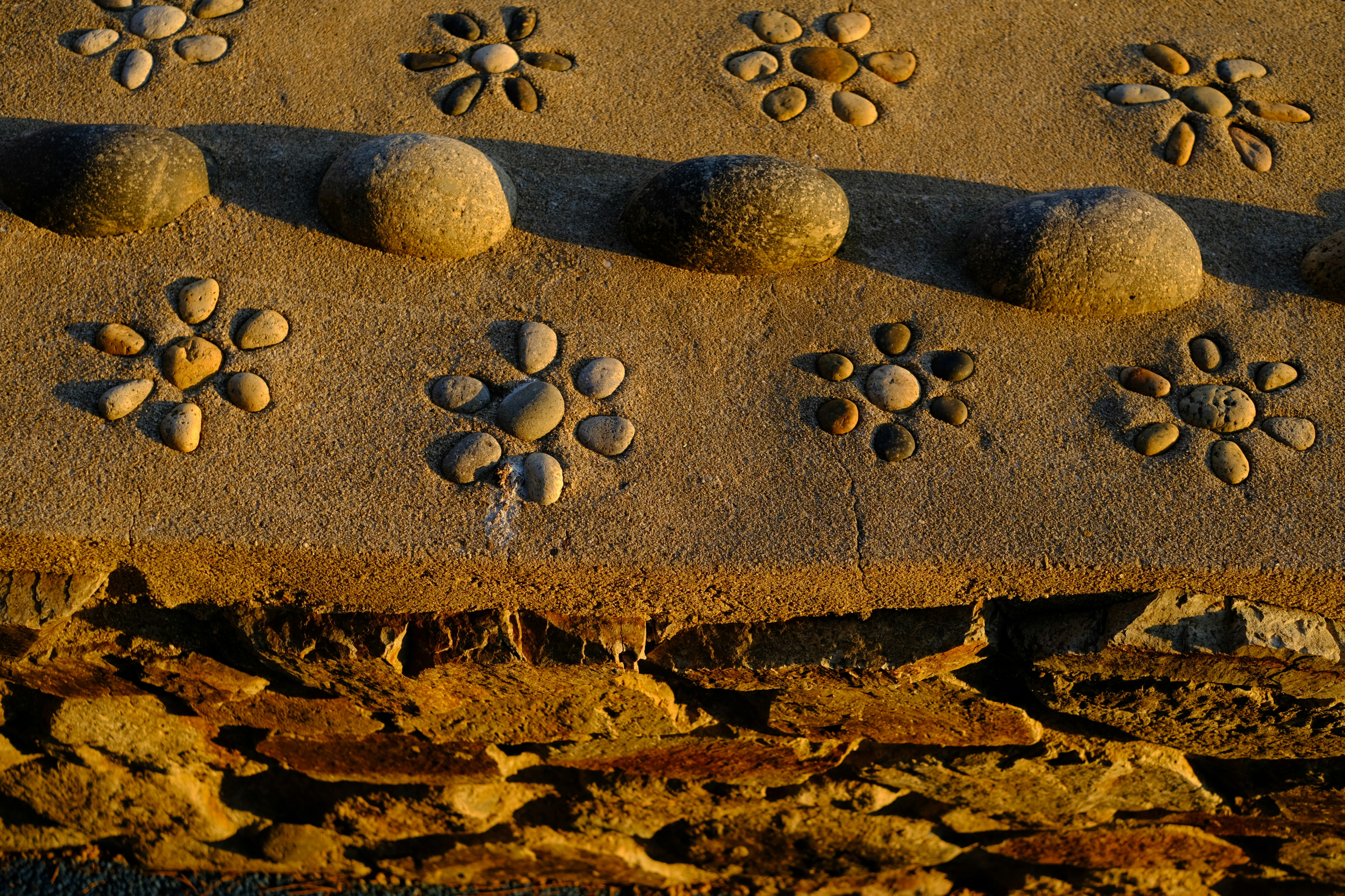 ein Haufen Steine, die auf dem Boden liegen
