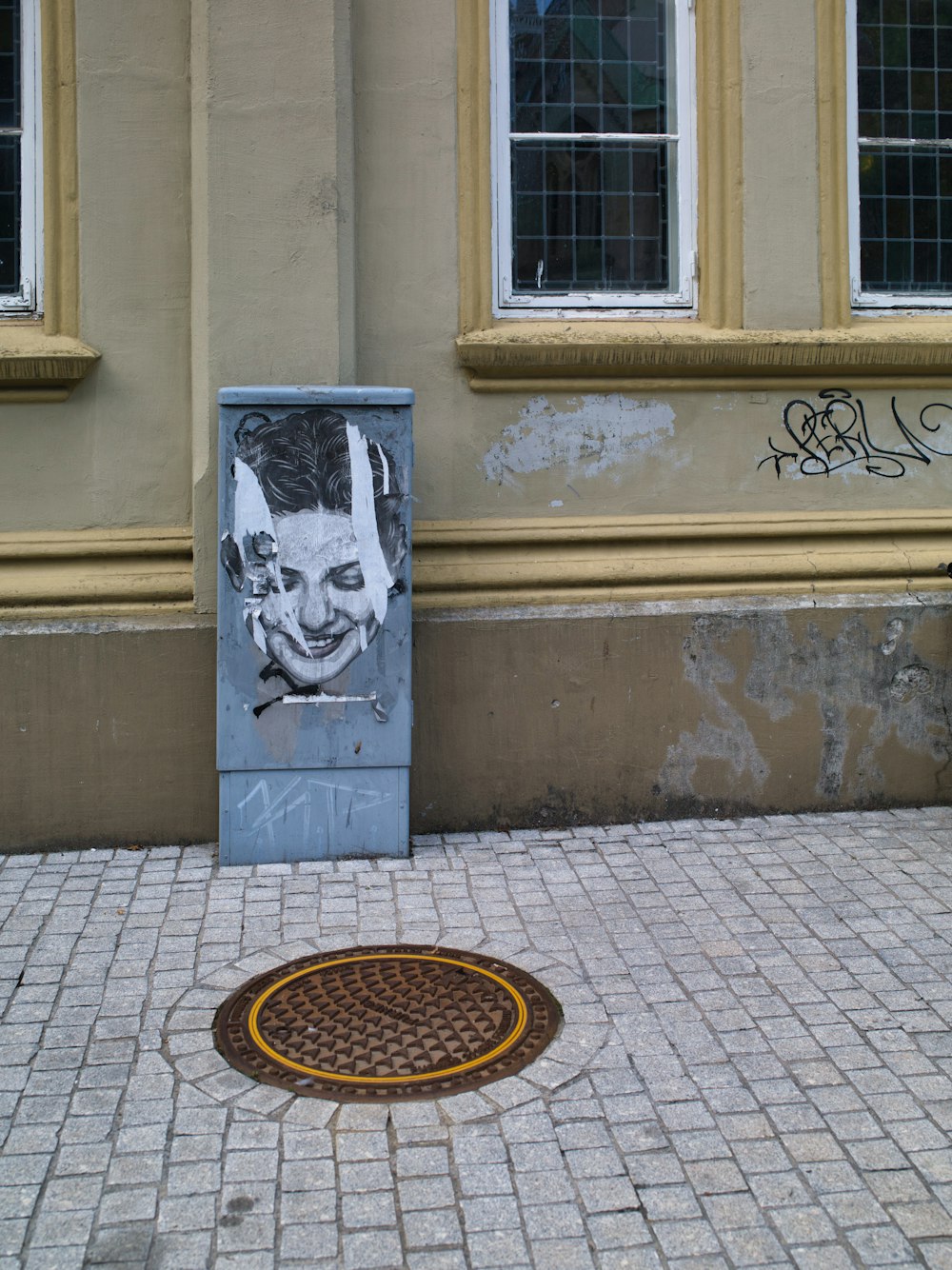 Ein Bild des Gesichts eines Mannes an der Seite eines Gebäudes
