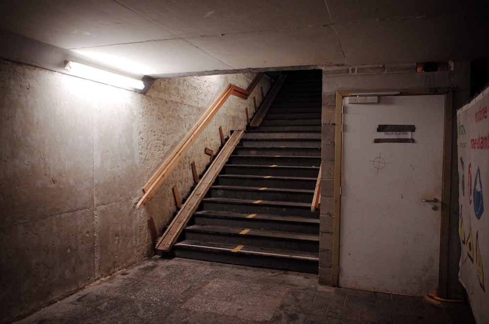 eine Treppe, die zu einer Tür in einem Gebäude führt