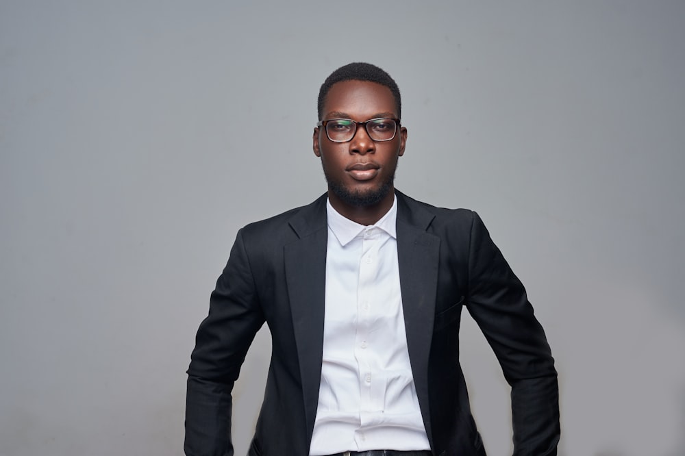 Un homme en costume et lunettes posant pour une photo