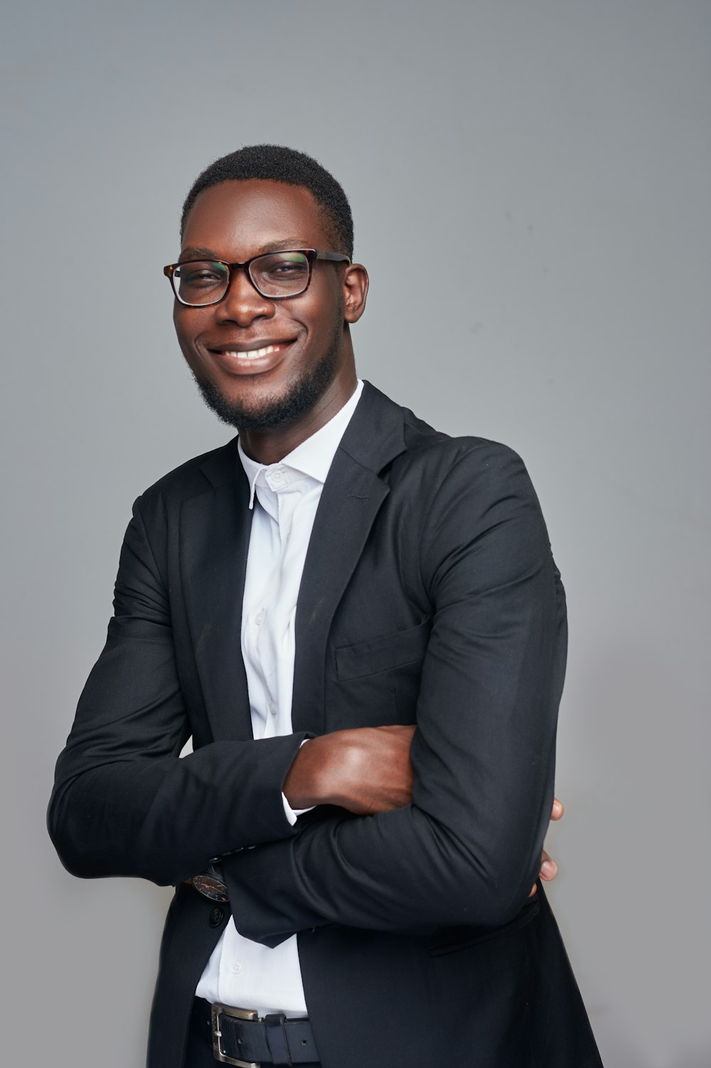 a man in a suit and glasses posing for a picture