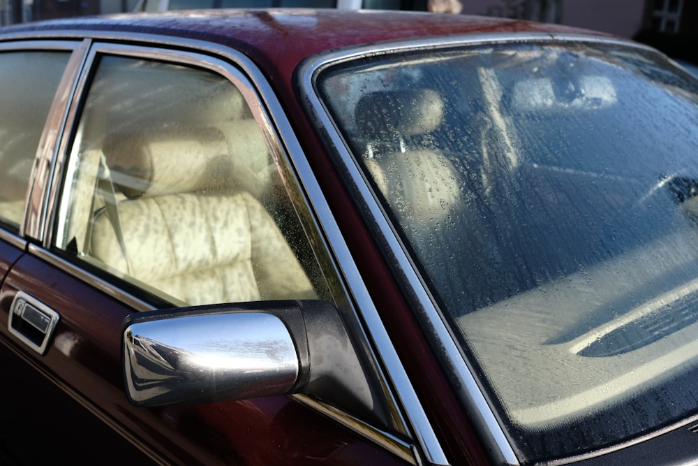 Ein rotes Auto am Straßenrand geparkt