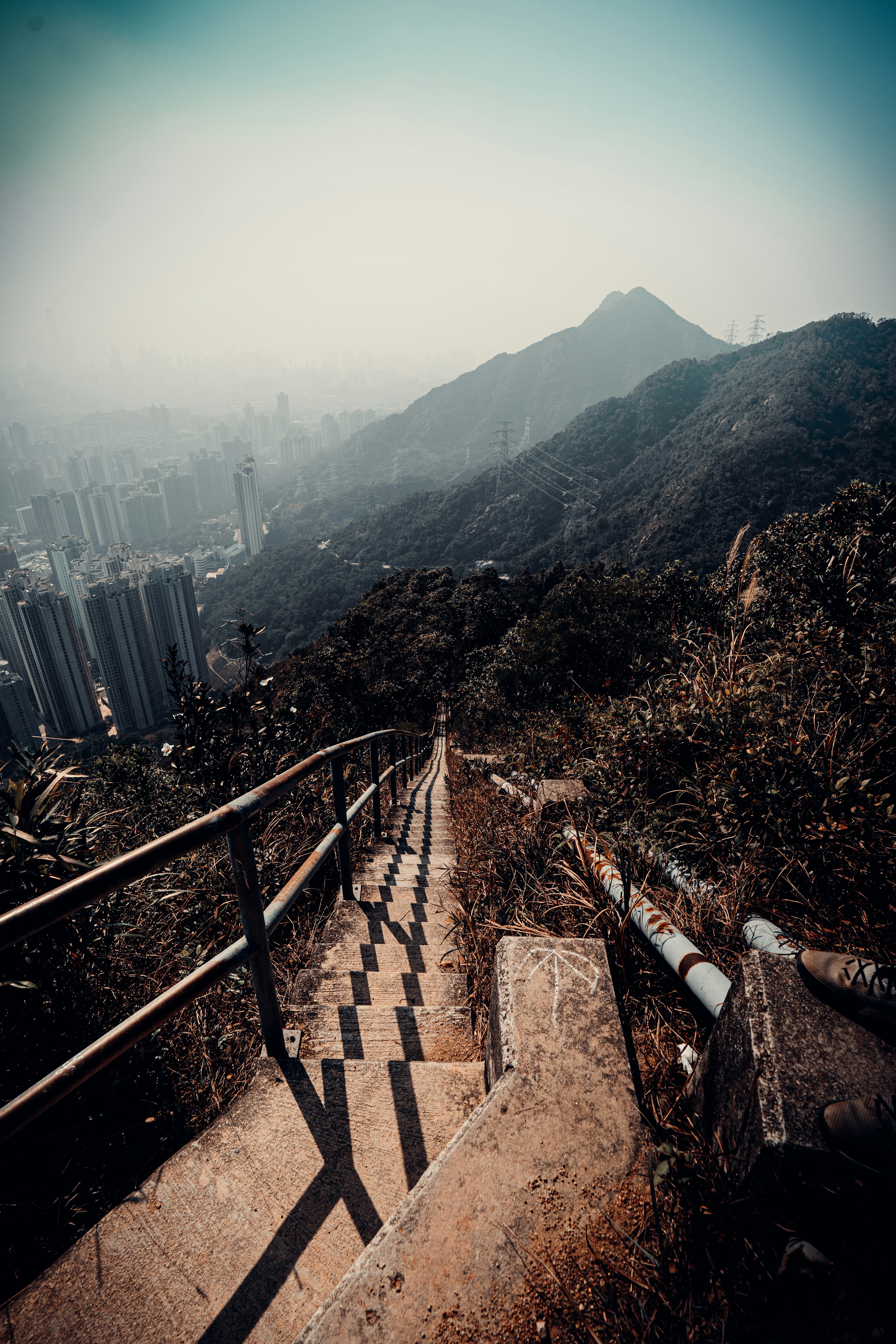 uma escada com vista para uma cidade à distância