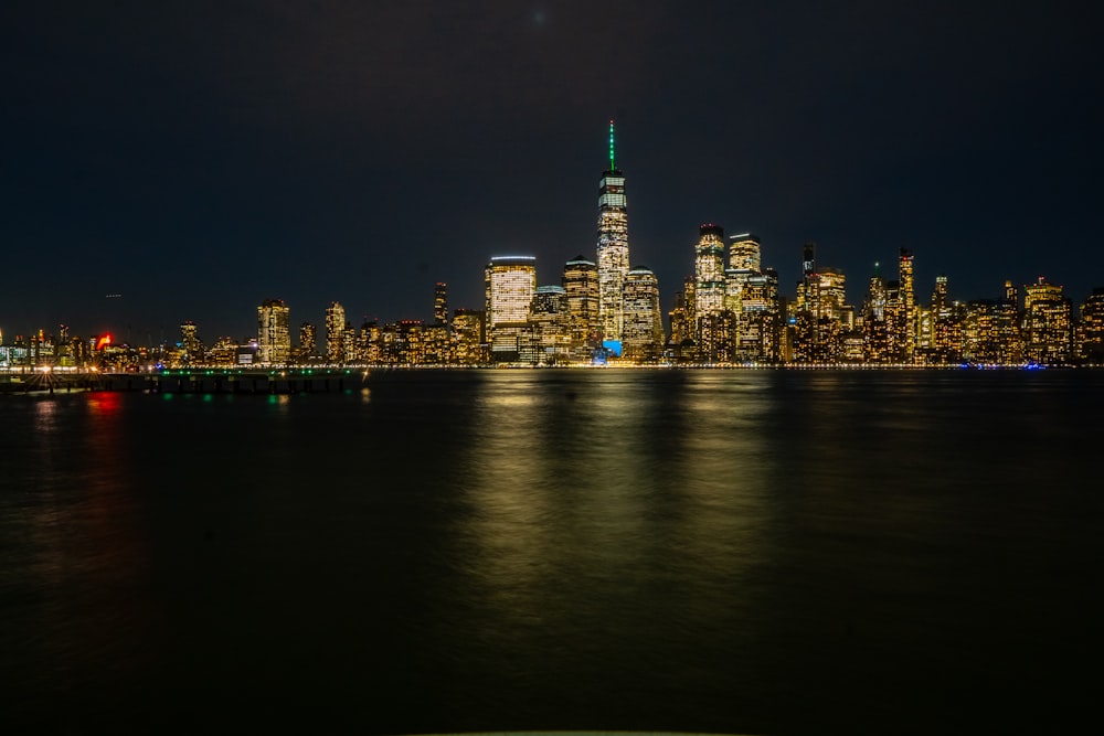 uma vista de uma cidade à noite do outro lado da água