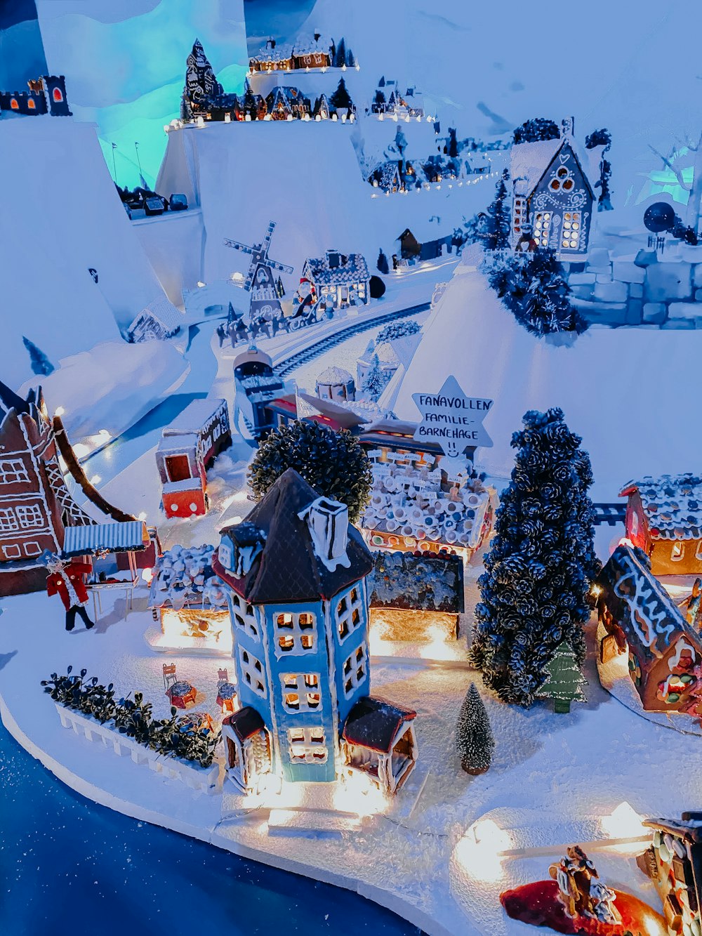 Una maqueta de un pueblo navideño con luces y decoraciones