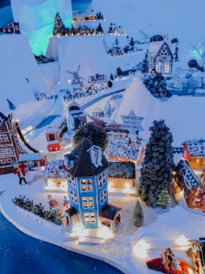 Maison De Village De Noël Lumineuse Avec Ski Rotatif - LED Et Musique - 16x10.5x14 Cm - Alimentation Piles Ou USB