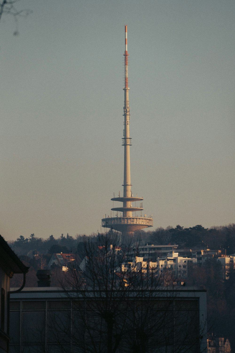 un edificio alto con una guglia in cima