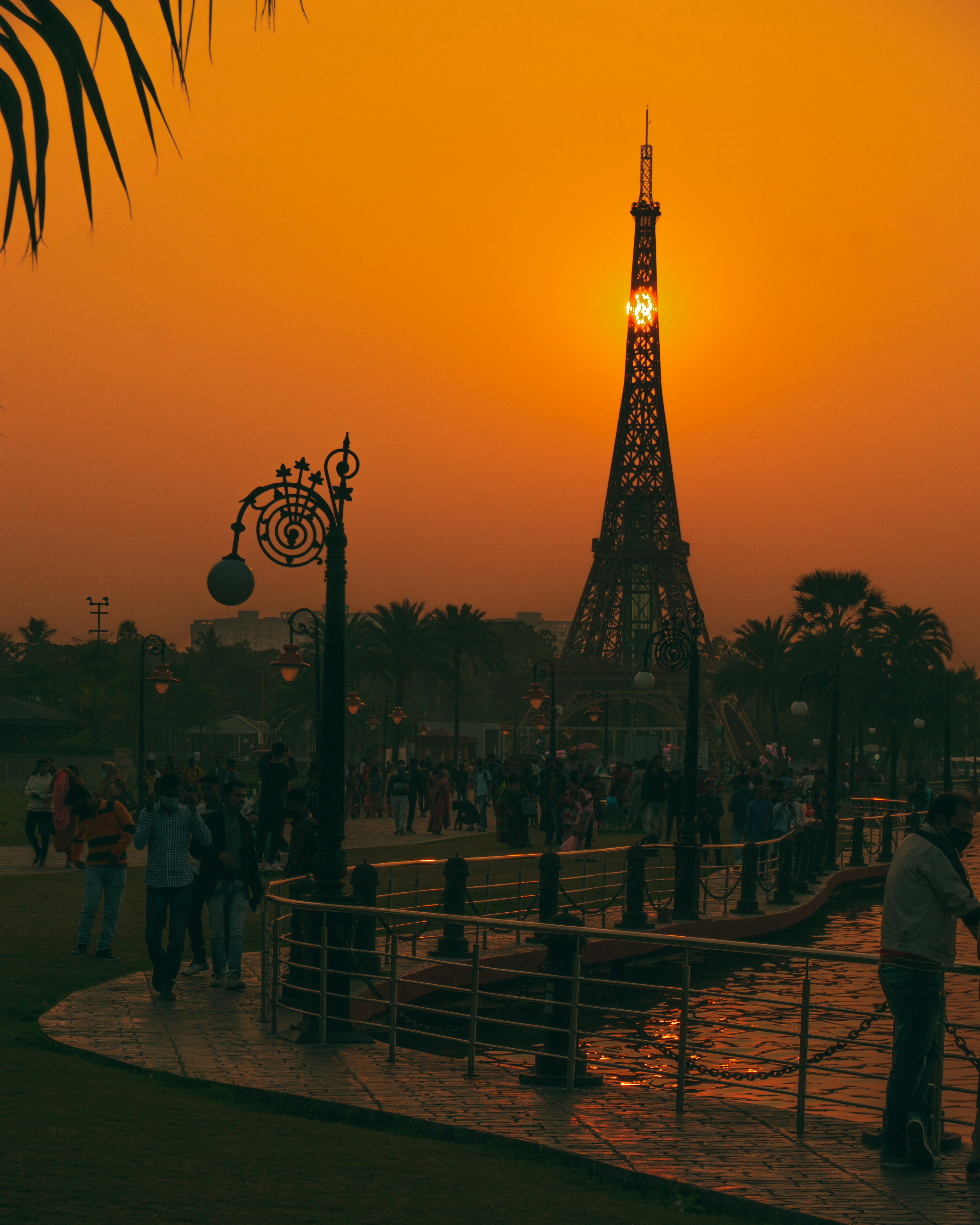 The eiffel tower is lit up at sunset photo – Free Human Image on Unsplash