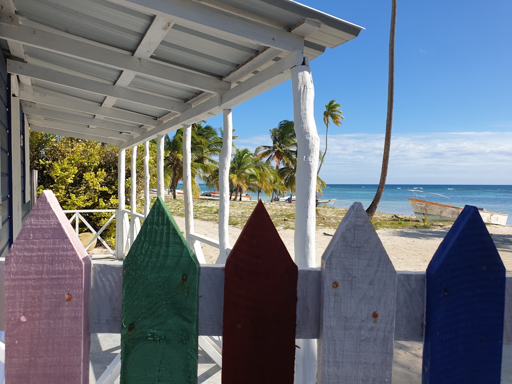 Una hilera de coloridas tablas de madera sentadas en la parte superior de una playa